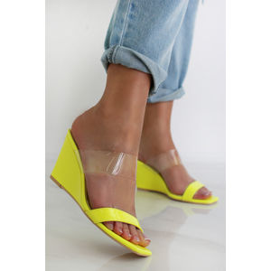 Neonově-žluté platformové pantofle Peggy