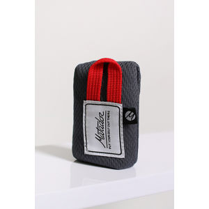 Černo-červená nepromokavá kapesní mini-plachta Matador Mini Pocket Blanket