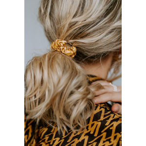 Žlutá gumička do vlasů Gold Heart Silk Scrunchie
