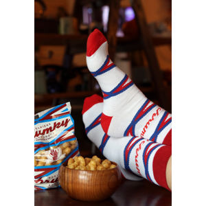 Červeno-bílé ponožky Chrumky + balení arašídových Chrumek