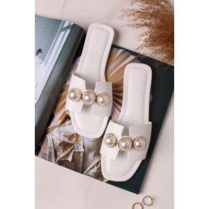 Bílé nízké pantofle s perlama Constance