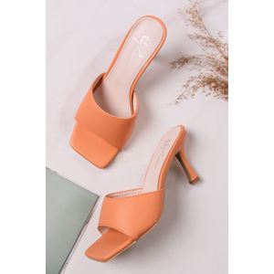 Oranžové pantofle na tenkém podpatku Sempre