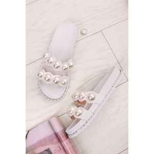 Bílé pantofle s perlami Dulcia